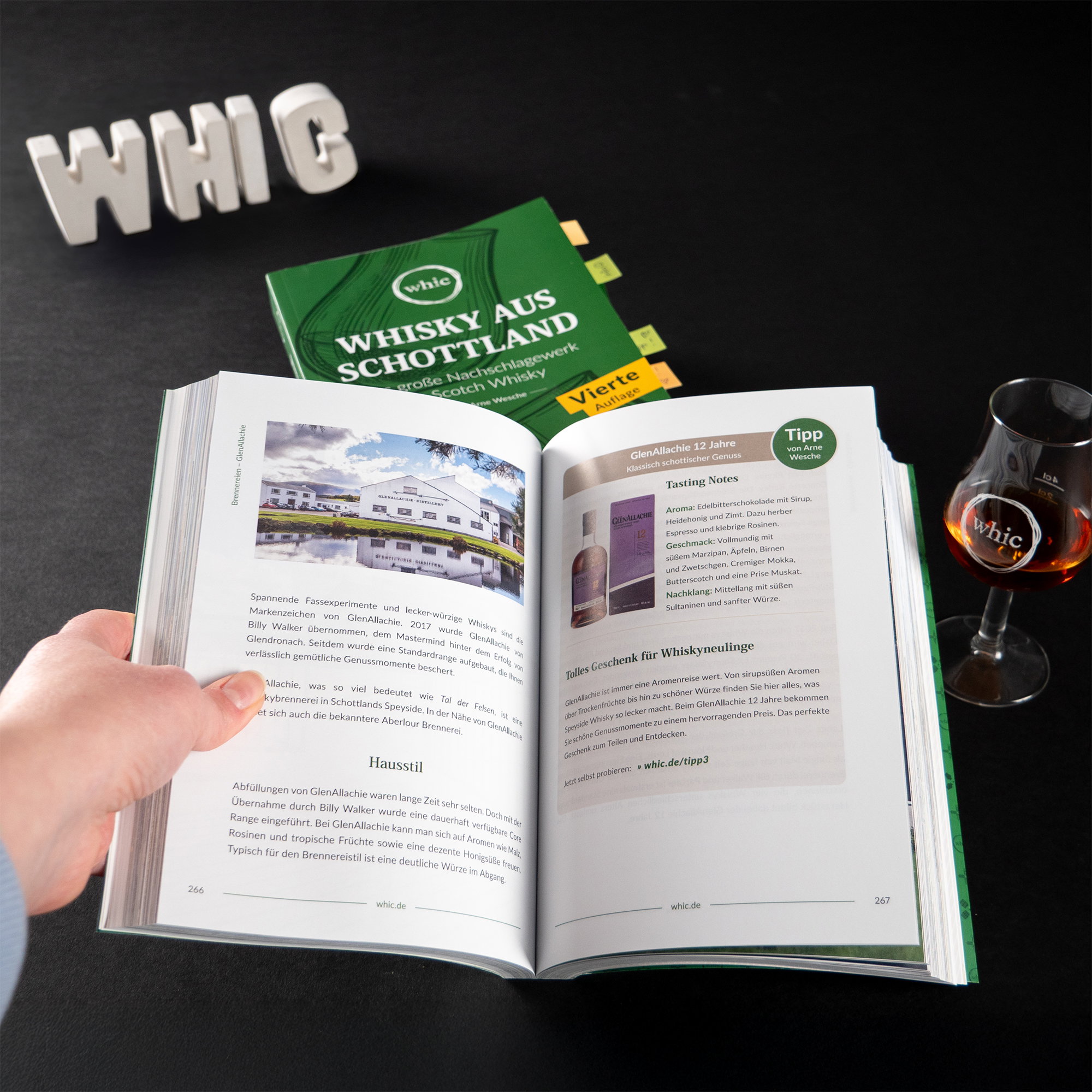 Offenes Buch Whisky aus Schottland - GlenAllachie 12 Jahre mit Tasting Notes und Glas mit GlenAllachie Single Malt Whisky, dunkle Holzoptik
