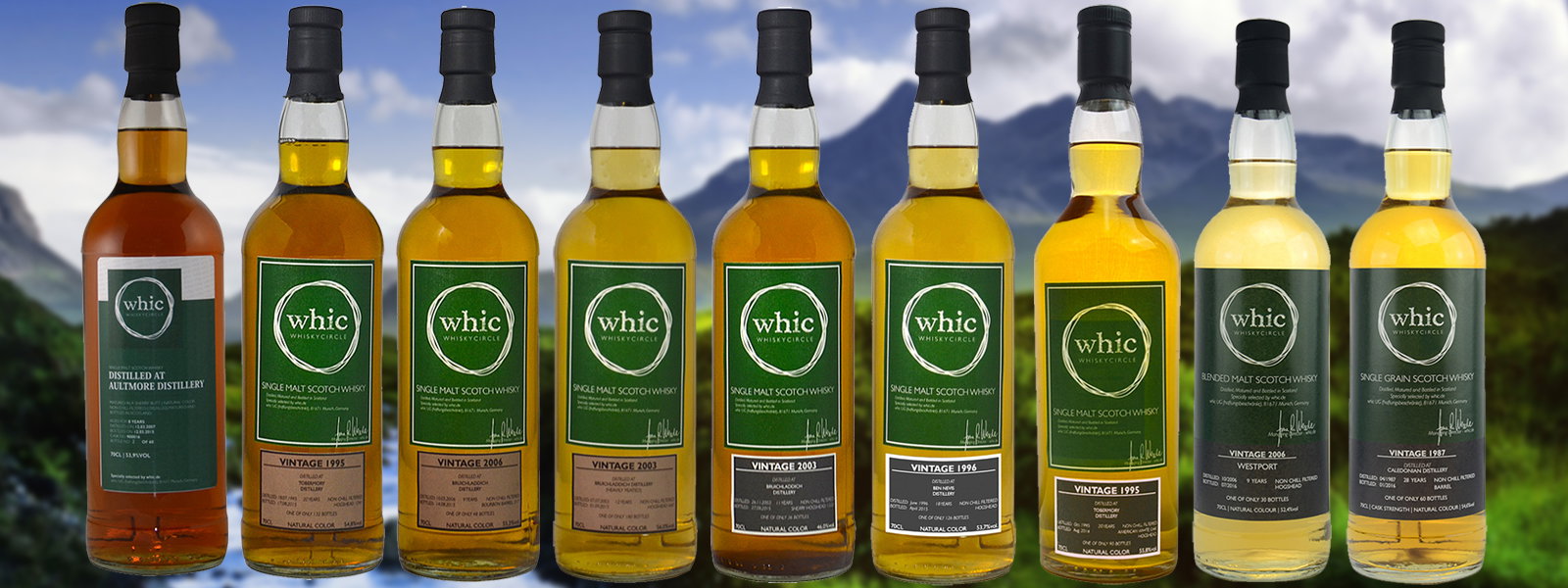 whic.de Single Malt Scotch Whisky Kollektion mit 8 Vintage-Abfüllungen 1987-2006 vor schottischer Berglandschaft