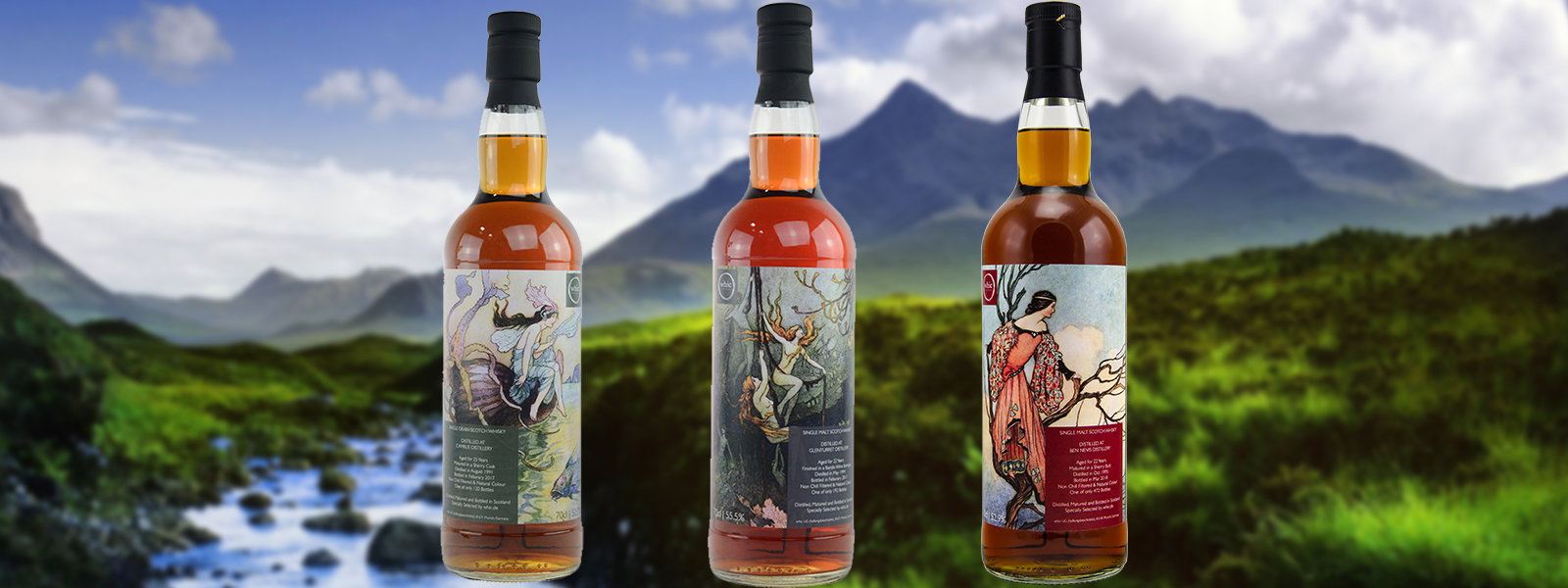 Drei Flaschen That Boutique-y Whisky Company Single Malt Scotch Whisky mit künstlerisch illustrierten Etiketten vor schottischer Berglandschaft