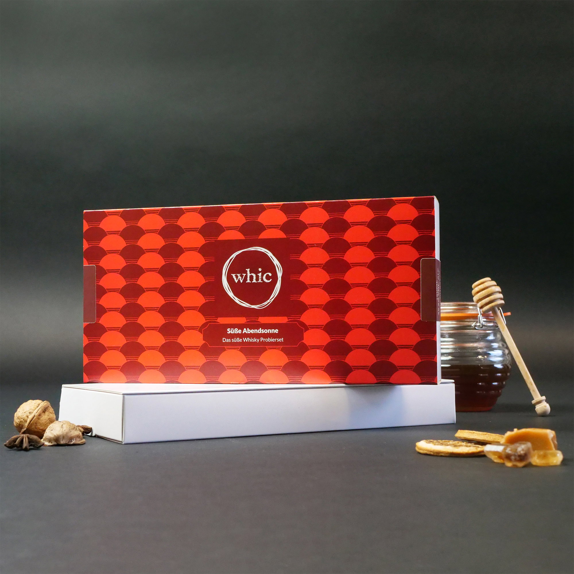 whic Süße Abendsonne süßes Whisky-Probierset in roter Geschenkbox mit Honaroma-Glas, Gewürzen und getrockneten Früchten arrangiert