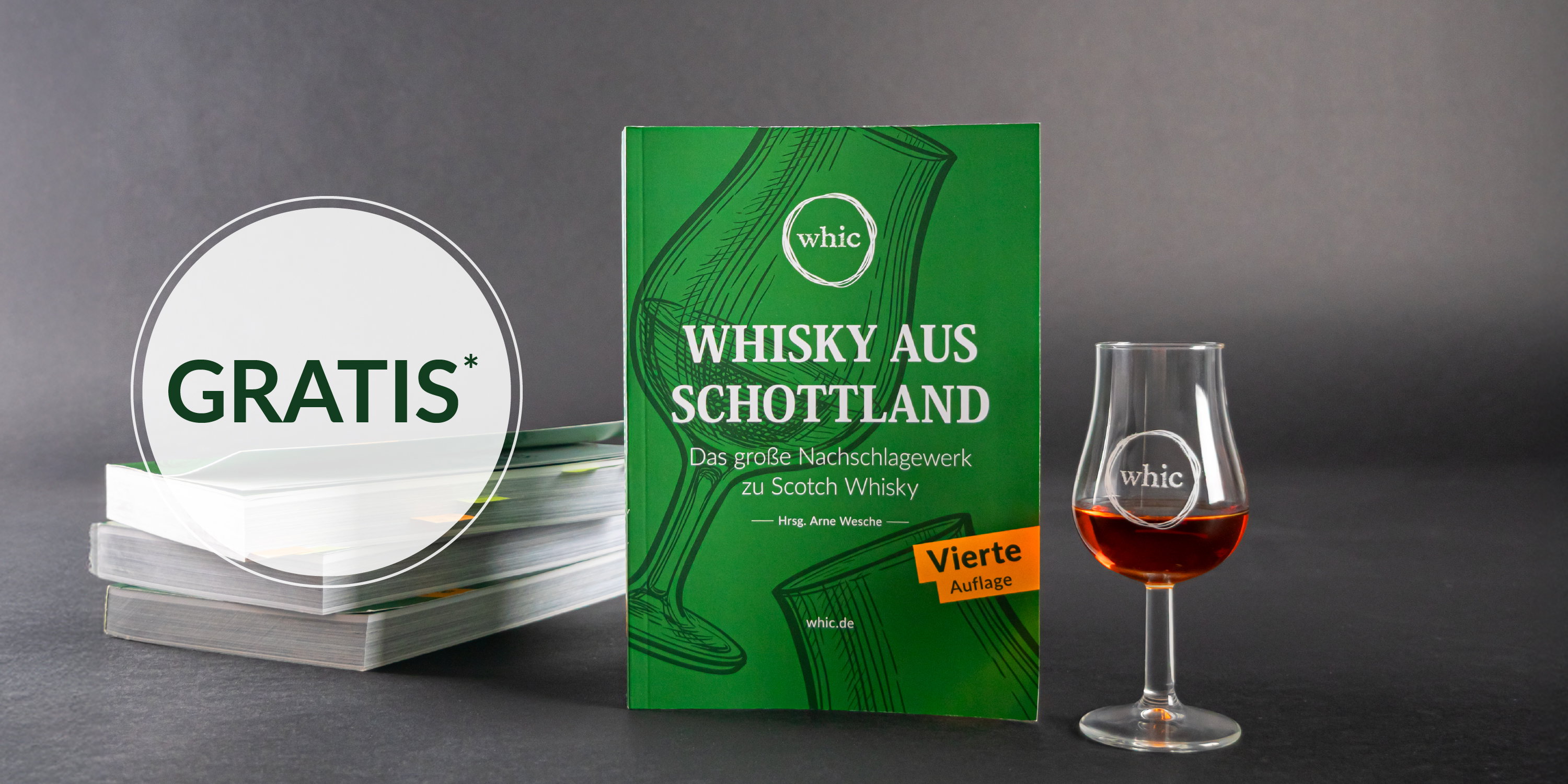 Buch Whisky aus Schottland - Das große Nachschlagewerk zu Scotch Whisky von Arne Wesche, vierte Auflage mit gratis Whisky-Glas gefüllt mit bernsteinfarbenem Single Malt