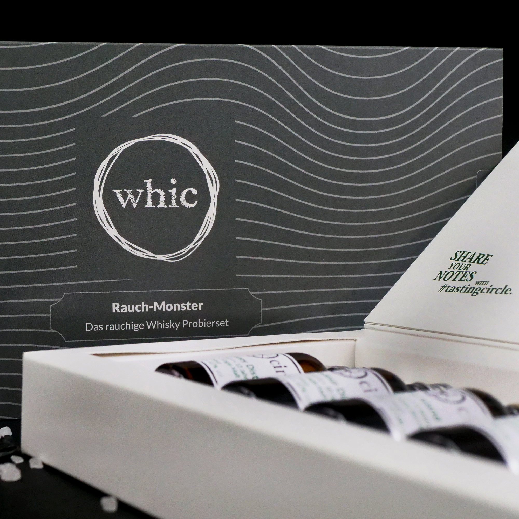 Whic Rauch-Monster rauchiges Whisky Proberset mit 5 Miniaturflaschen in weißer Geschenkbox, Deckel mit #tastingcircle Aufdruck