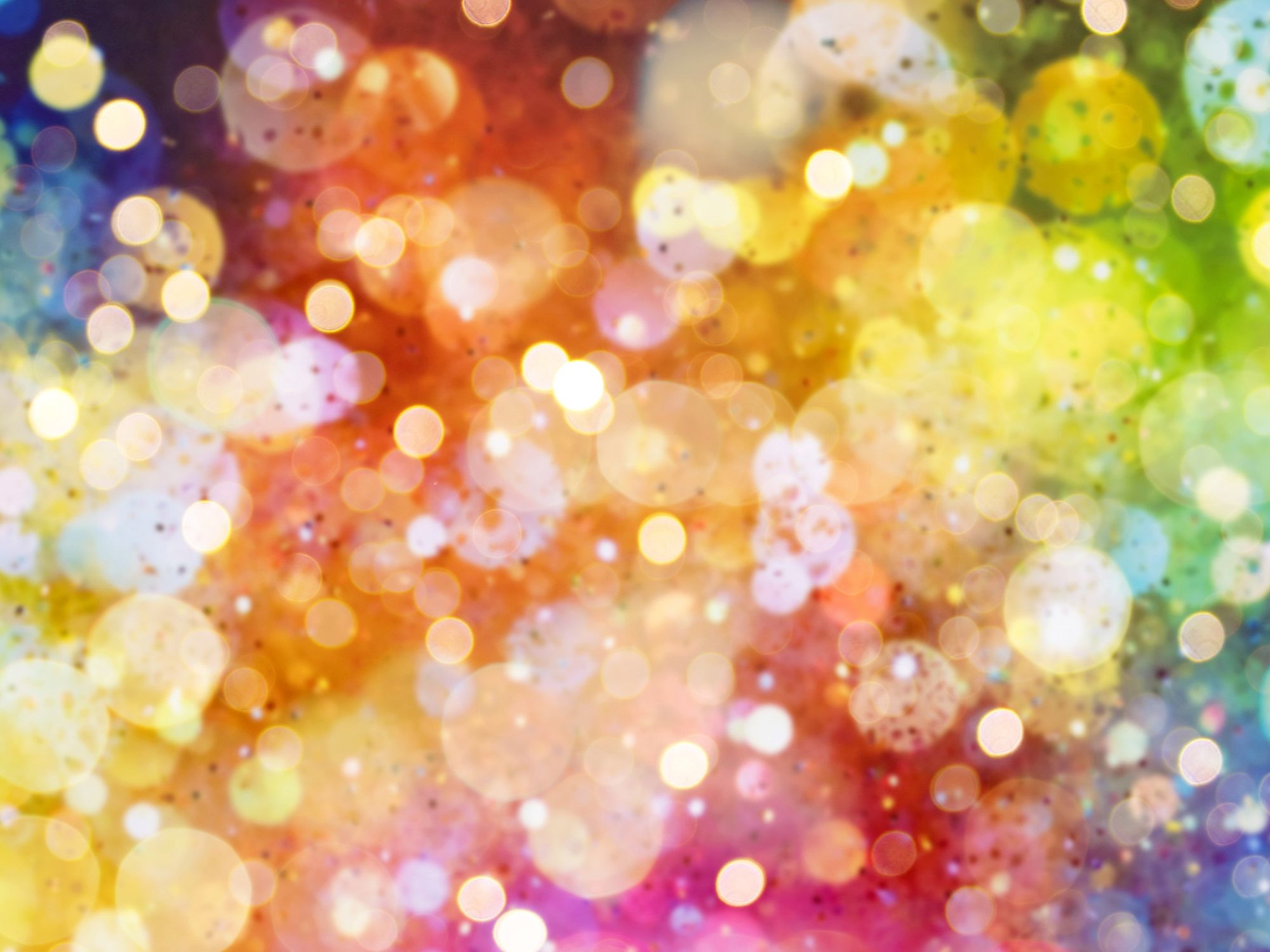 Abstraktes Bokeh-Lichterspiel in Regenbogenfarben als dekorativer Hintergrund für Premium-Spirituosen-Präsentation