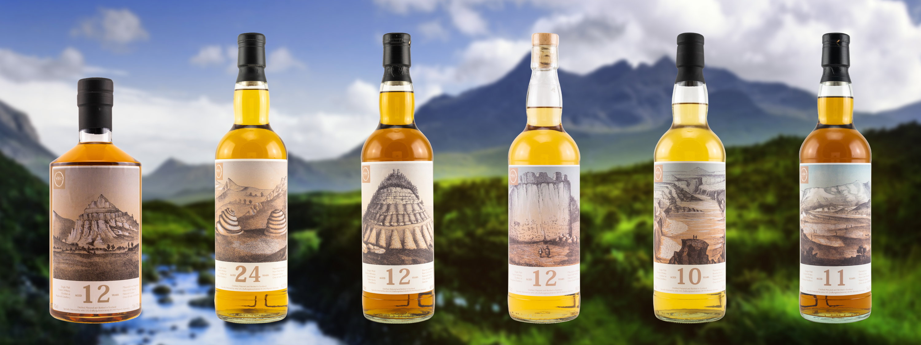 Fünf Flaschen der Serie That Boutique-y Whisky Company Single Malt Whisky mit Altersangaben 10, 11, 12 und 24 Jahre vor bergiger Landschaft