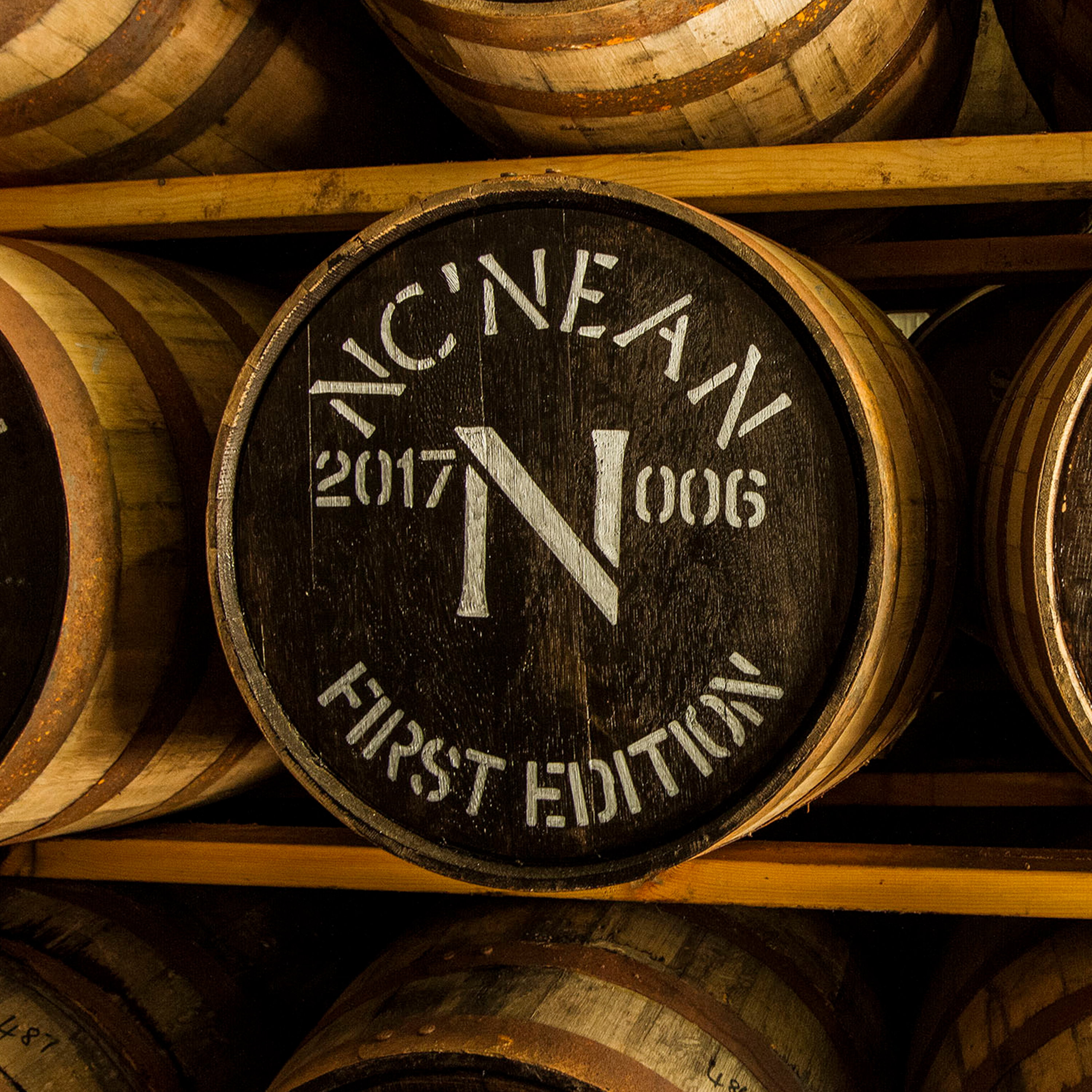 Holzfass mit VCNEAN First Edition 2017 Cask No. 006 in Lagerhausregal für Premium-Whiskyreifung