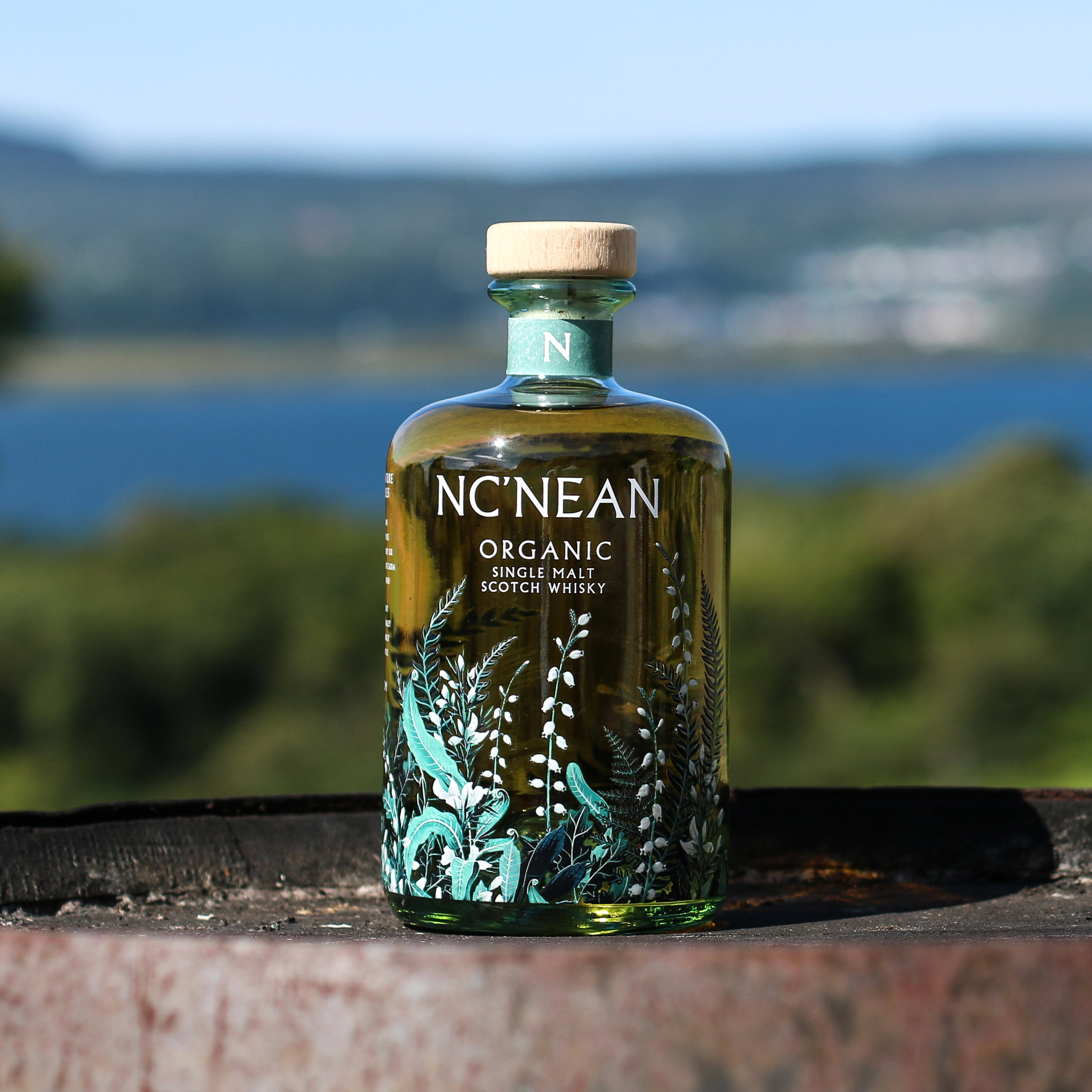 Nc’nean Organic Single Malt Scotch Whisky mit botanischem Flaschendesign in natürlicher Landschaft