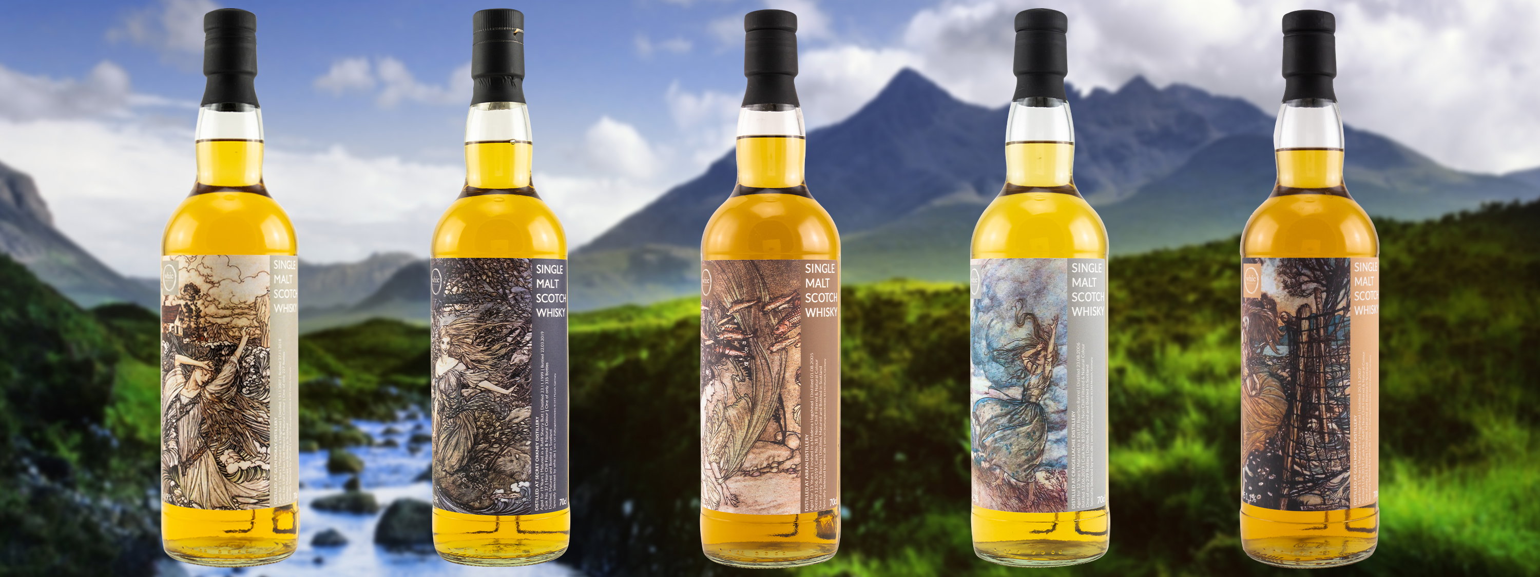 Fünf Flaschen der Serie Elements of Islay Single Malt Scotch Whisky mit künstlerisch gestalteten Etiketten vor schottischer Berglandschaft