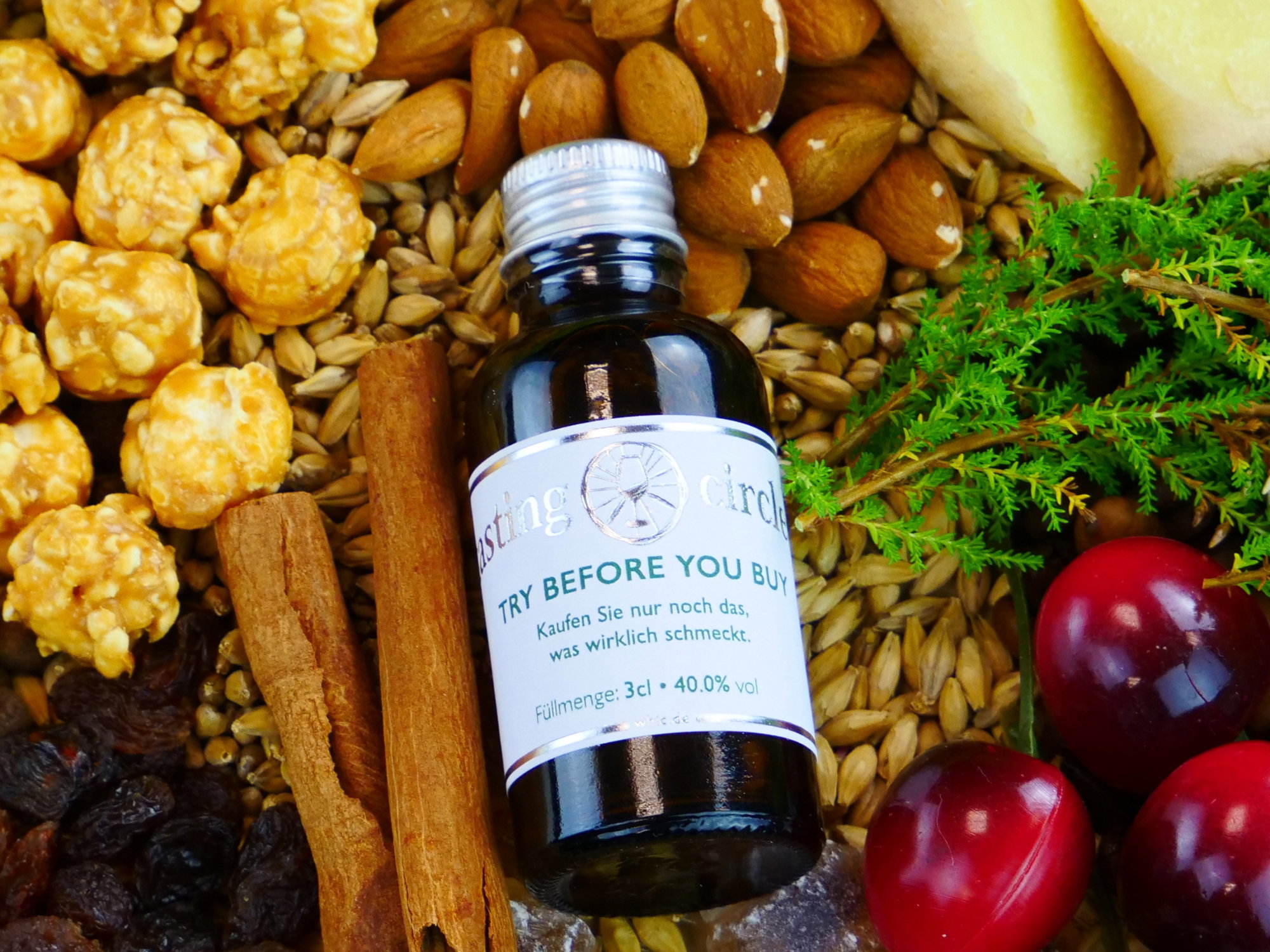 Filling Circle Mini Tasting Probe 3cl 40% vol in stilvollem Dekor mit Nüssen, Obst und Gewürzen