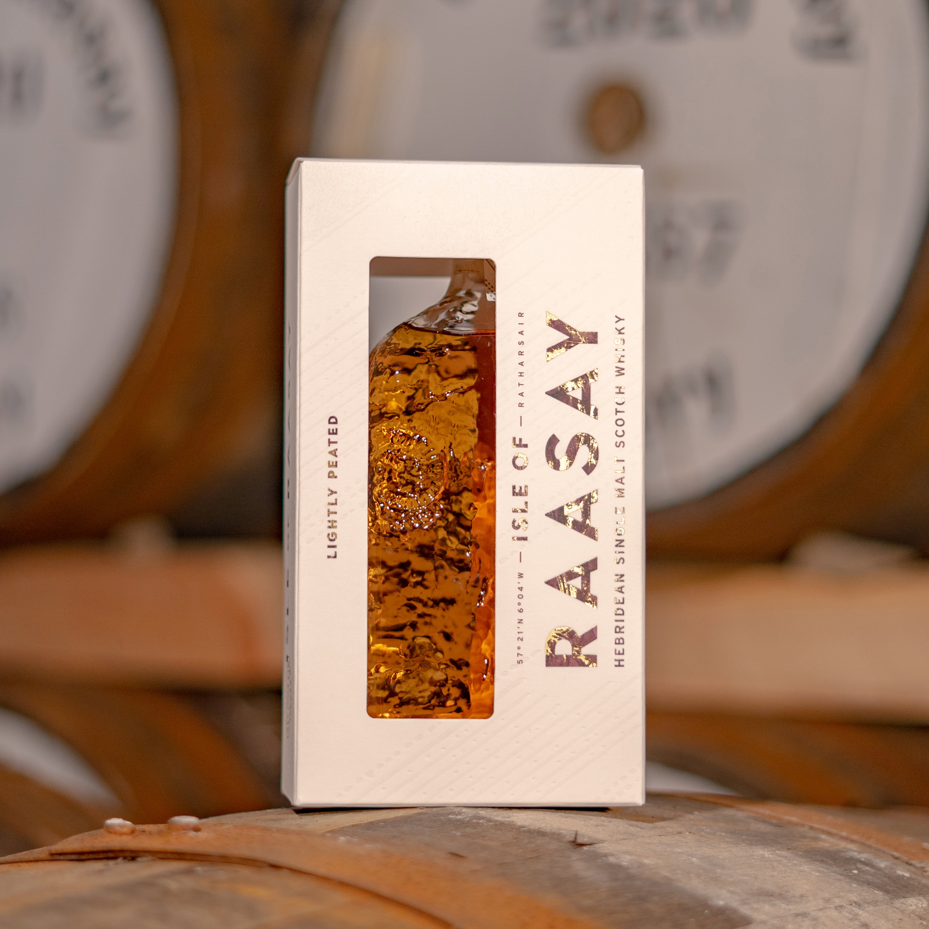 Raasay Isle of Lightly Peated Hebridean Single Malt Scotch Whisky in weißer Karton-Verpackung mit Sichtfenster, 57,1% vol.