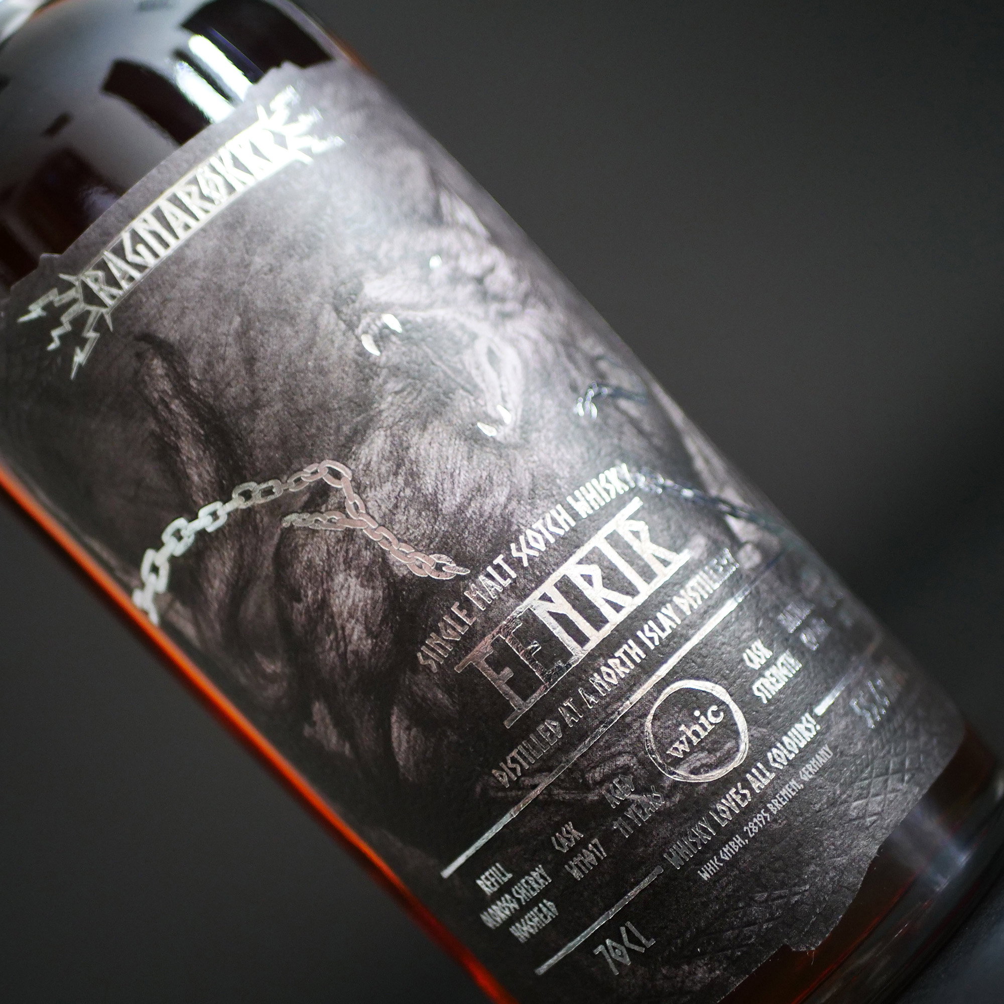 Henstone Distillery Fenrir 7 Jahre Islay Single Malt Whisky Cask Strength mit 70cl-Flasche und metallischem Etikett-Detail