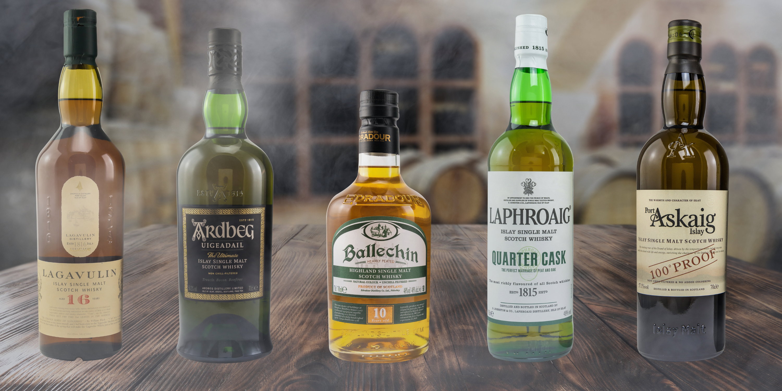 Lagavulin 16 Jahre Islay Single Malt Whisky, Ardbeg Uigeadail und 3 weitere Premium-Islay-Whiskys in rustikalem Holzsetting