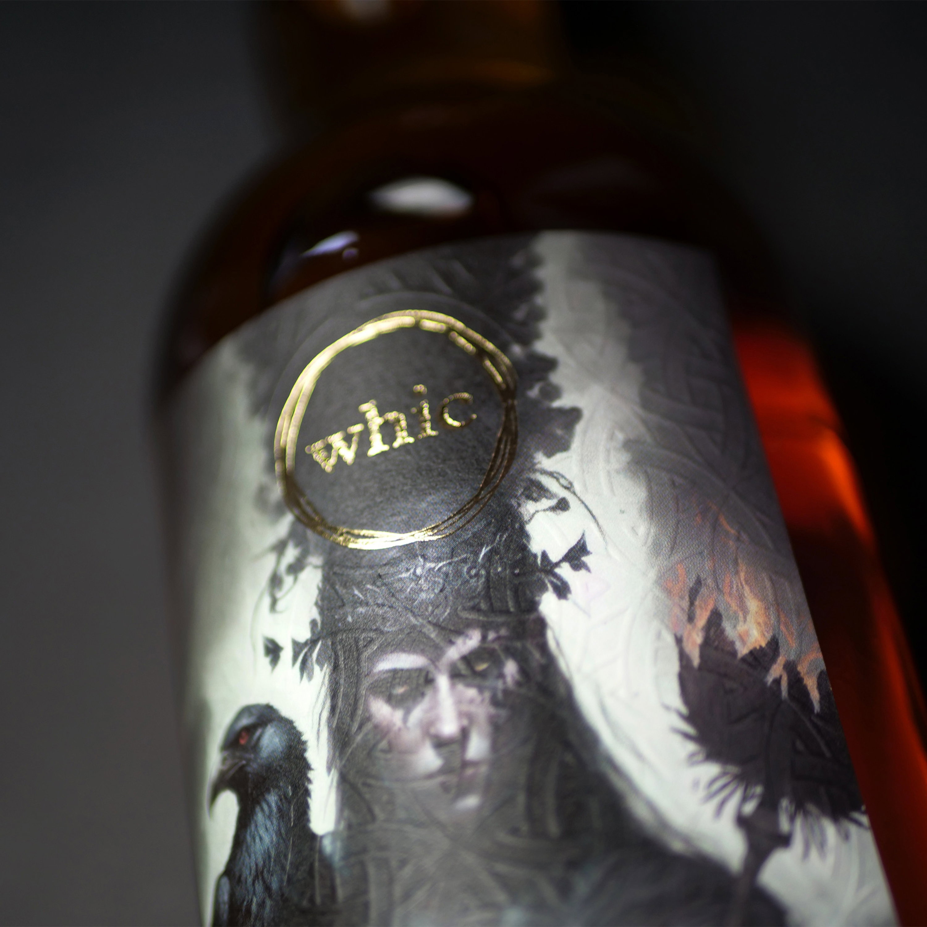 Whic.de Premium-Whisky-Flasche mit mystischem Design und goldener Prägung des Markennamens