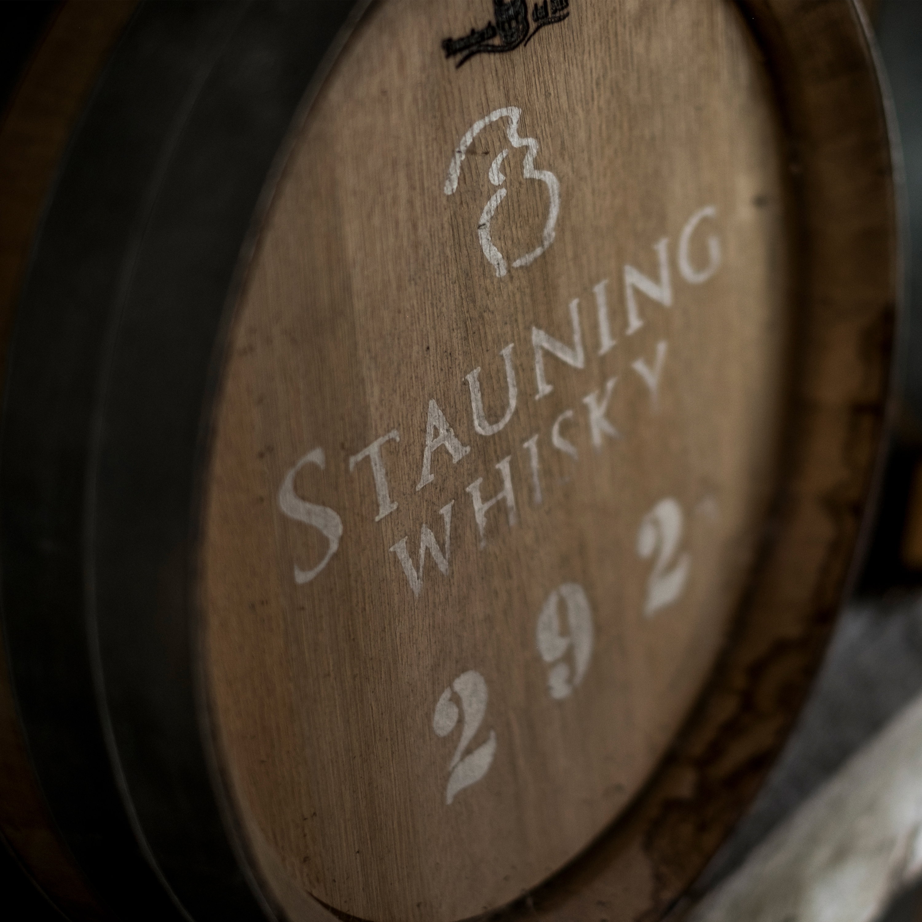 Eichenholzfass mit Stauning Whisky 29-2-2 Aufschrift zur Whiskyreifung
