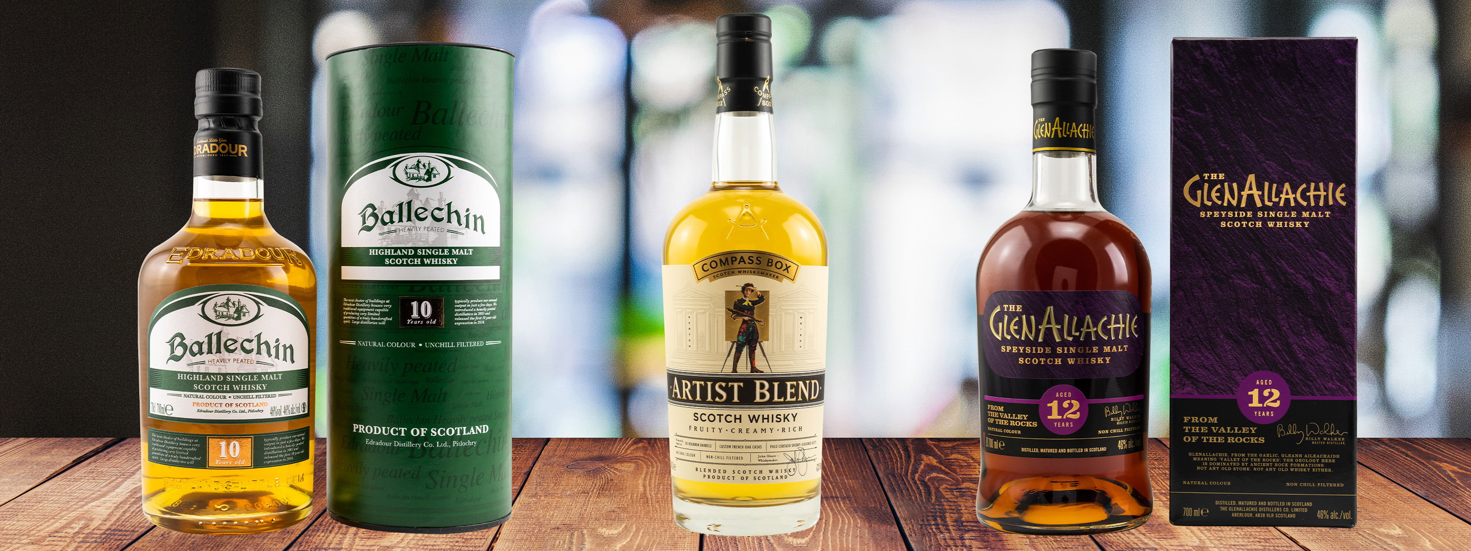 Ballechin 10 Years Highland Single Malt Scotch Whisky, GlenAllachie 12 Years Speyside Single Malt und Compass Box Artist Blend Scotch Whisky in Dreier-Gruppe mit Verpackungen