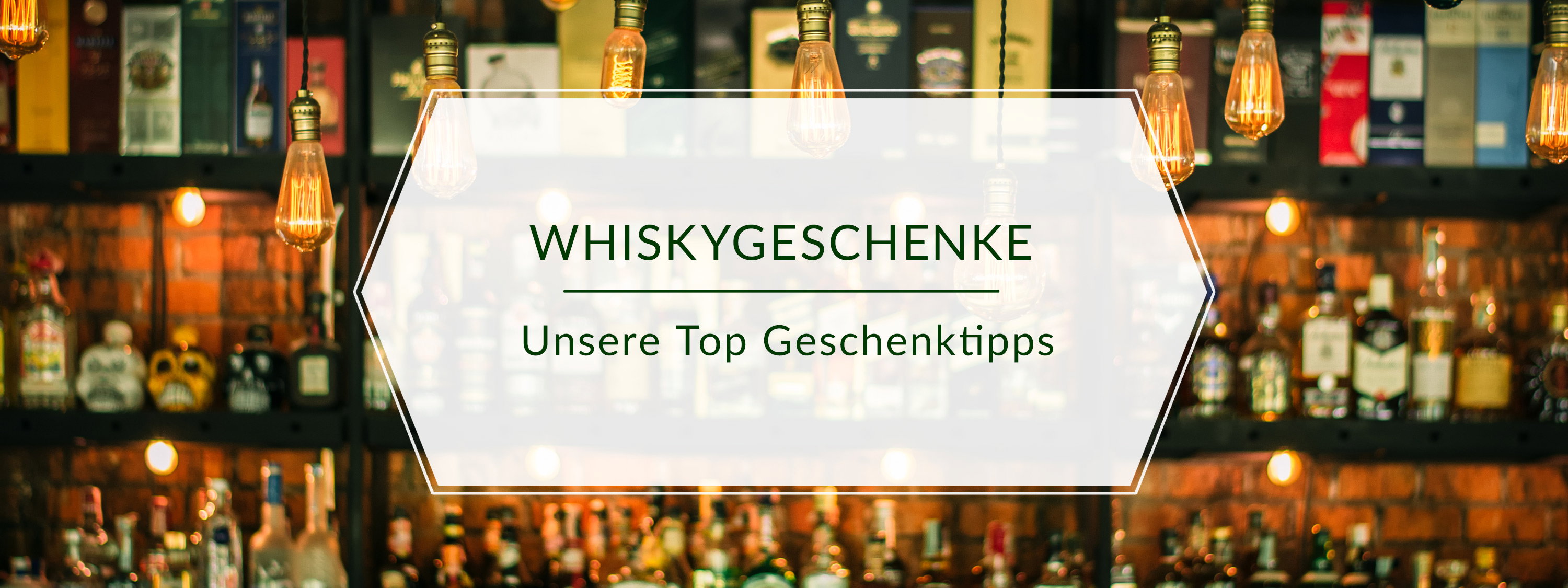 Vintage-Whisky-Barambiente mit beleuchteten Regalen voller Premium-Spirituosen und handgeschliffener Gläser, Fokus auf Geschenktipps für Whisky-Liebhaber
